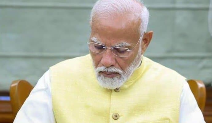 Narendra Modi: প্রধানমন্ত্রী পদে বসার পর প্রথম ফাইলে সাক্ষর করলেন মোদি 