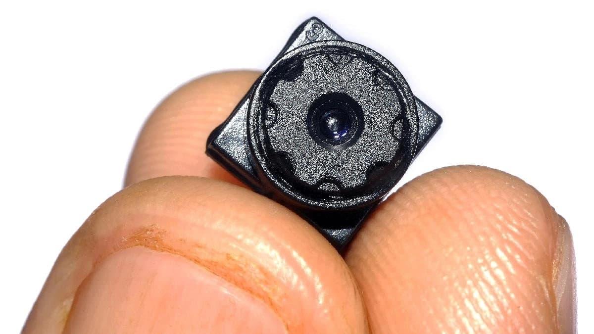 How to find hidden camera in a hotel room