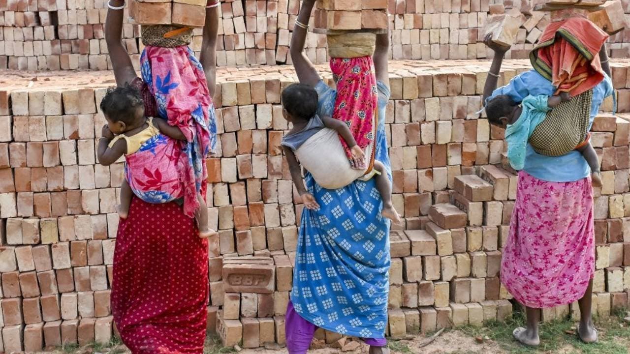 শহর নয়, গ্রামীণ নারীরাই এখন অর্থনীতির চালিকা