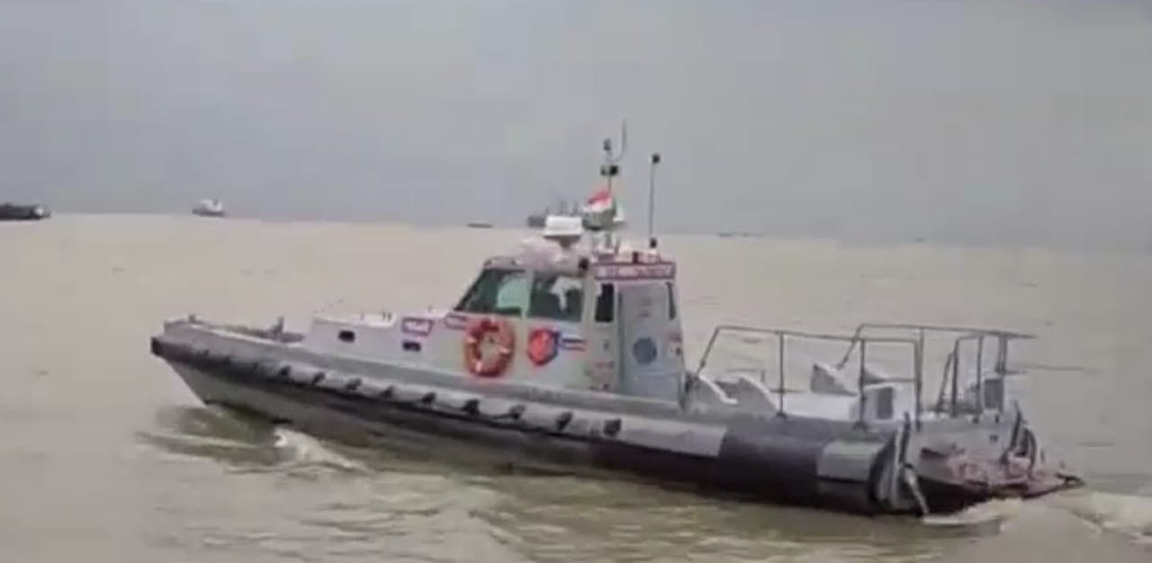 three trawlers with 49 fishermen gone missing as wireless damaged by lightning, 