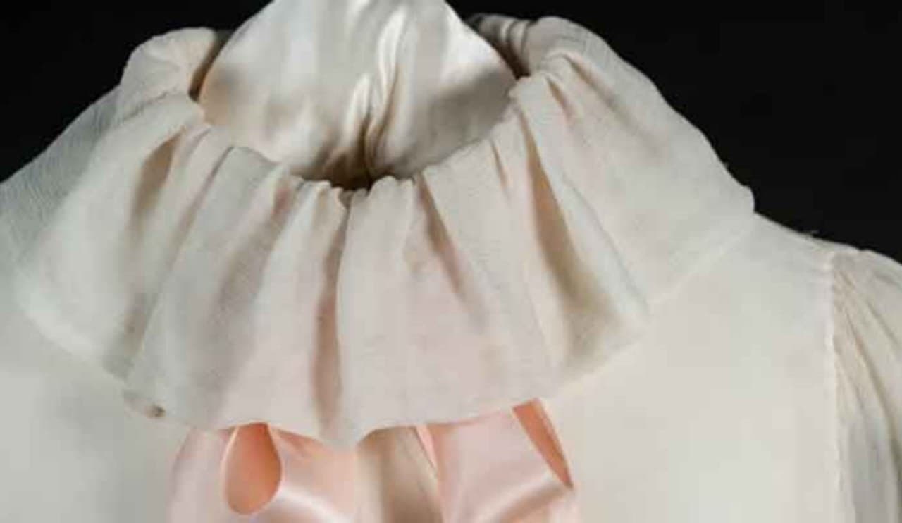 Princess Diana ‘engagement’ blouse  may fetch in auction