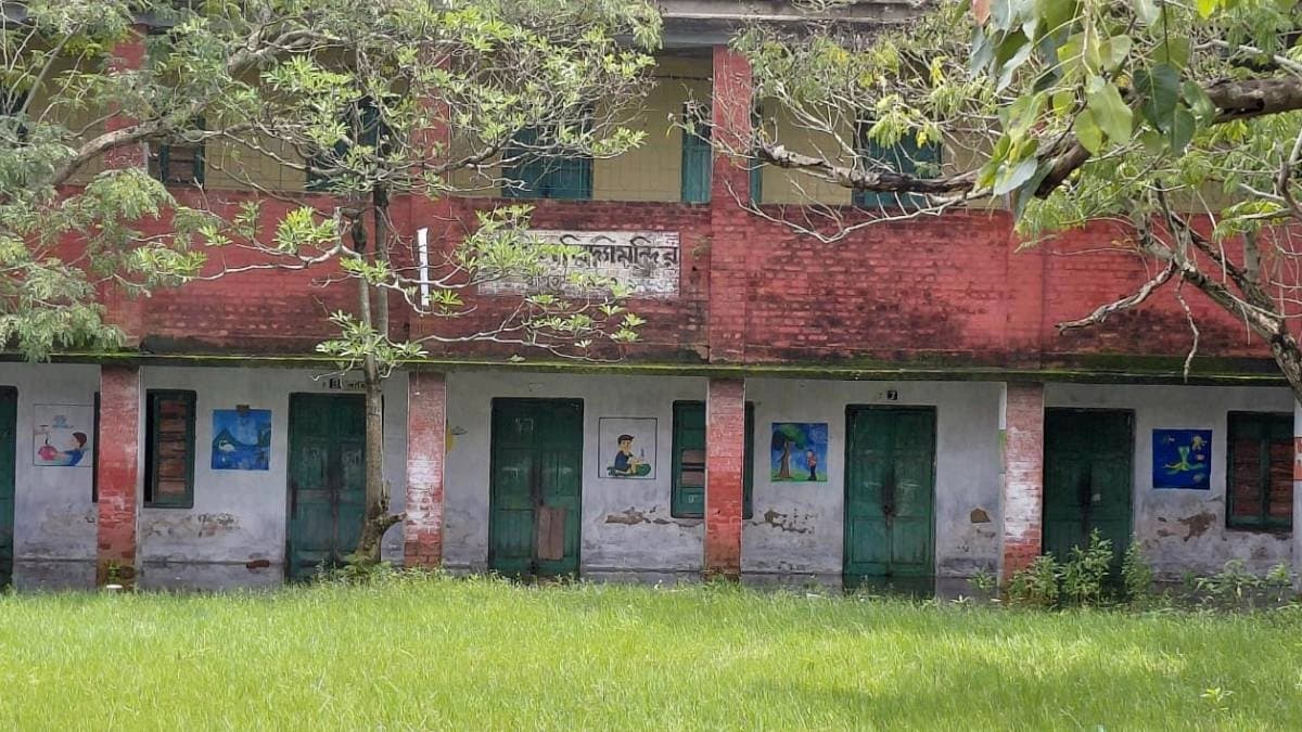 School dre4nched under rain water parents shows anger
