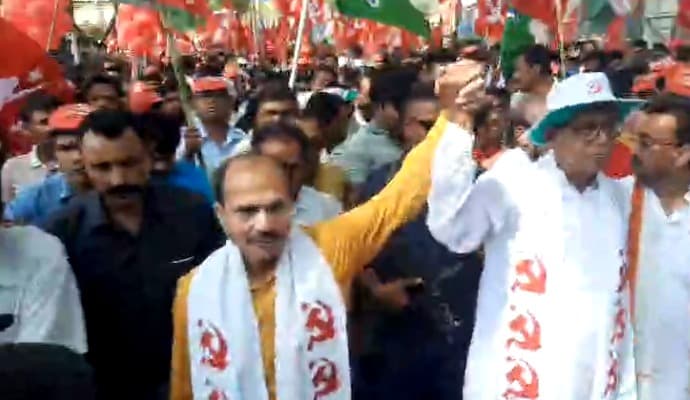 Murshidabad: অধীর চৌধুরীর হাত ধরে মনোনয়নপত্র জমা দিতে গেলেন মহম্মদ সেলিম 