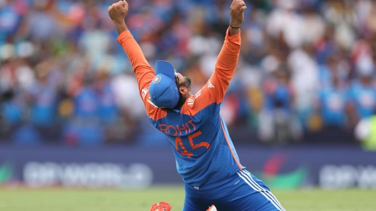 না থেকেও টি-টোয়েন্টি বিশ্বকাপে রয়েছেন রোহিত