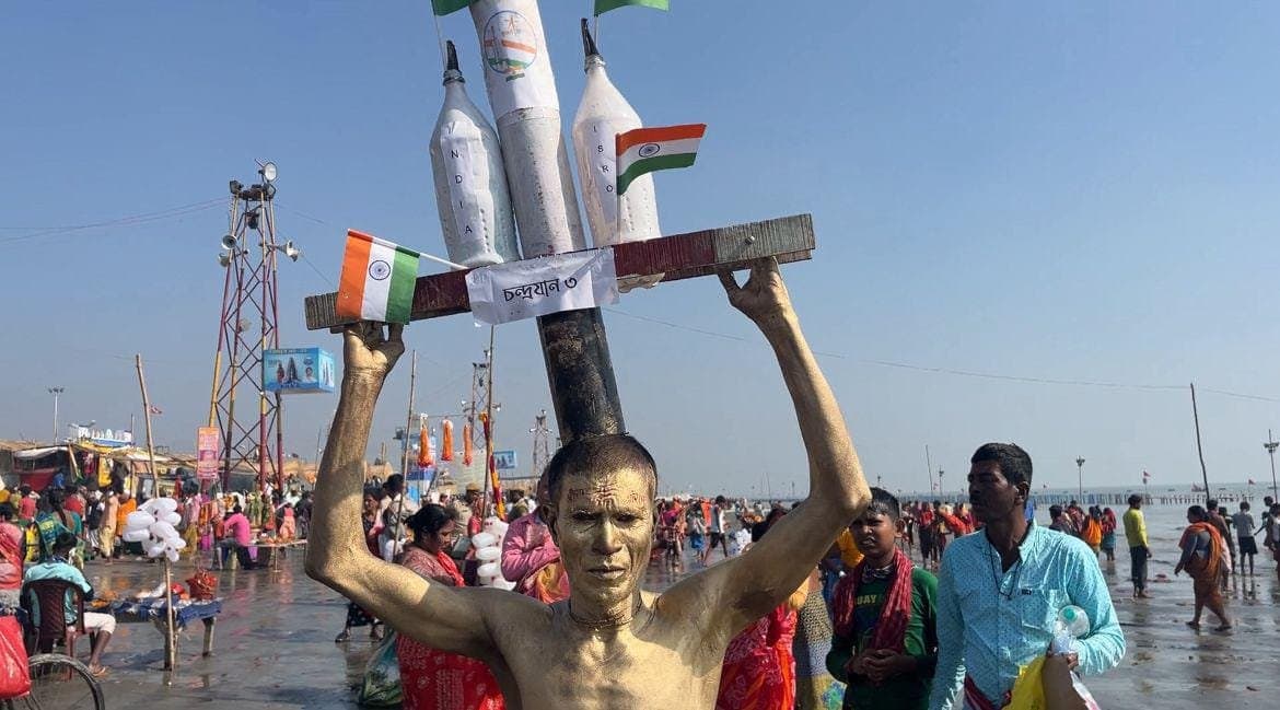 গঙ্গাসাগরে মানুষরূপী চন্দ্রযান ৩ দেখার জন্য উপচে পড়ছে ভিড়