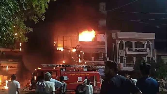 Delhi: দিল্লির বহুতলে ভয়াবহ অগ্নিকাণ্ড, মৃত এক পরিবারের ৪ 