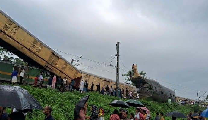 Kanchenjunga Express: মালগাড়ির ধাক্কায় লাইনচ্যুত কাঞ্চনজঙ্ঘা এক্সপ্রেসের একাধিক কামরা, আহত বহু যাত্রী 