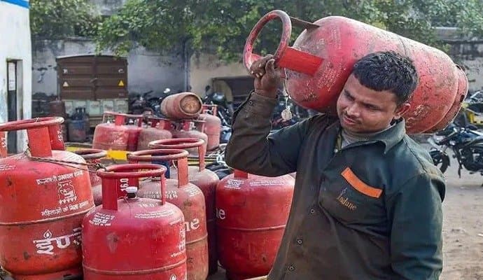 Gas Cylinder: ‌জুনের শুরুতেই কমল বাণিজ্যিক গ্যাস সিলিন্ডারের দাম 