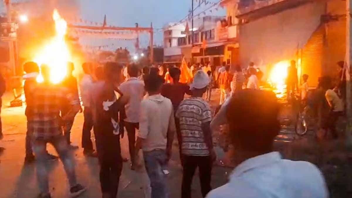 1 killed in clashes during Durga idol immersion in UP, 30 detained gnr