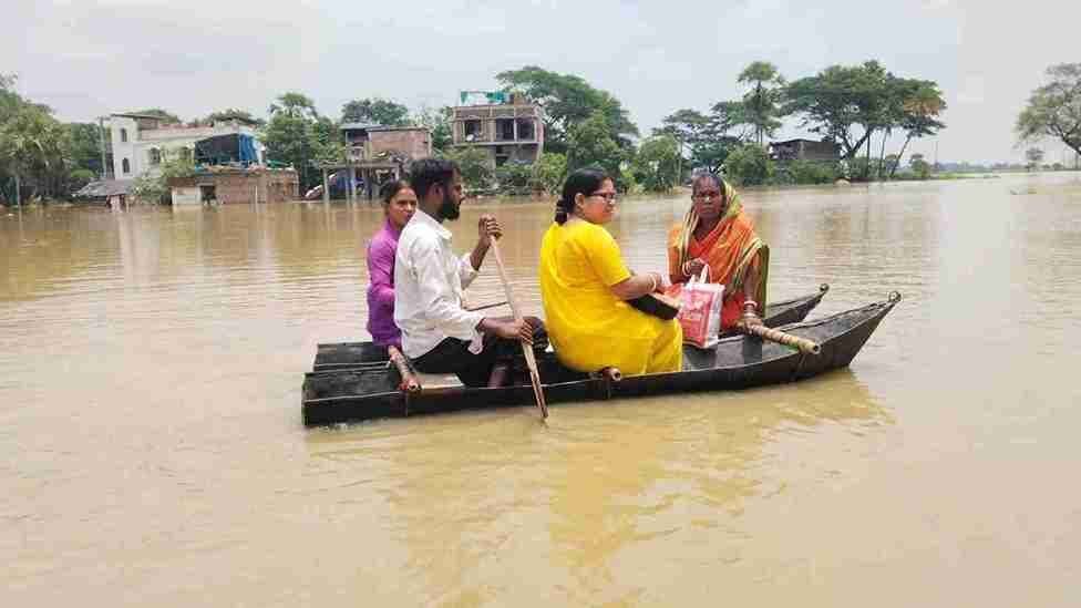 People are dependent on boats in inundated Ghatal of West Midnapore