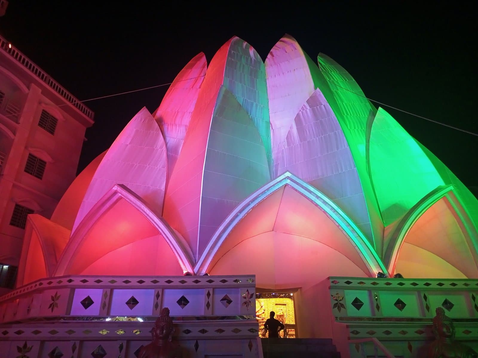 থিমের ছোঁয়া থাকলেও, প্রতিমা এখানে সাবেকি