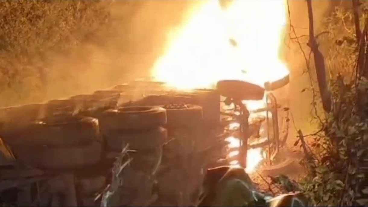 Fire breaks out in truck in farakka, driver injured gnr 