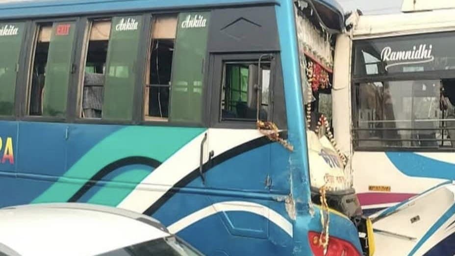 Atleast 20 passengers injured in two bus collision in Howrah gnr