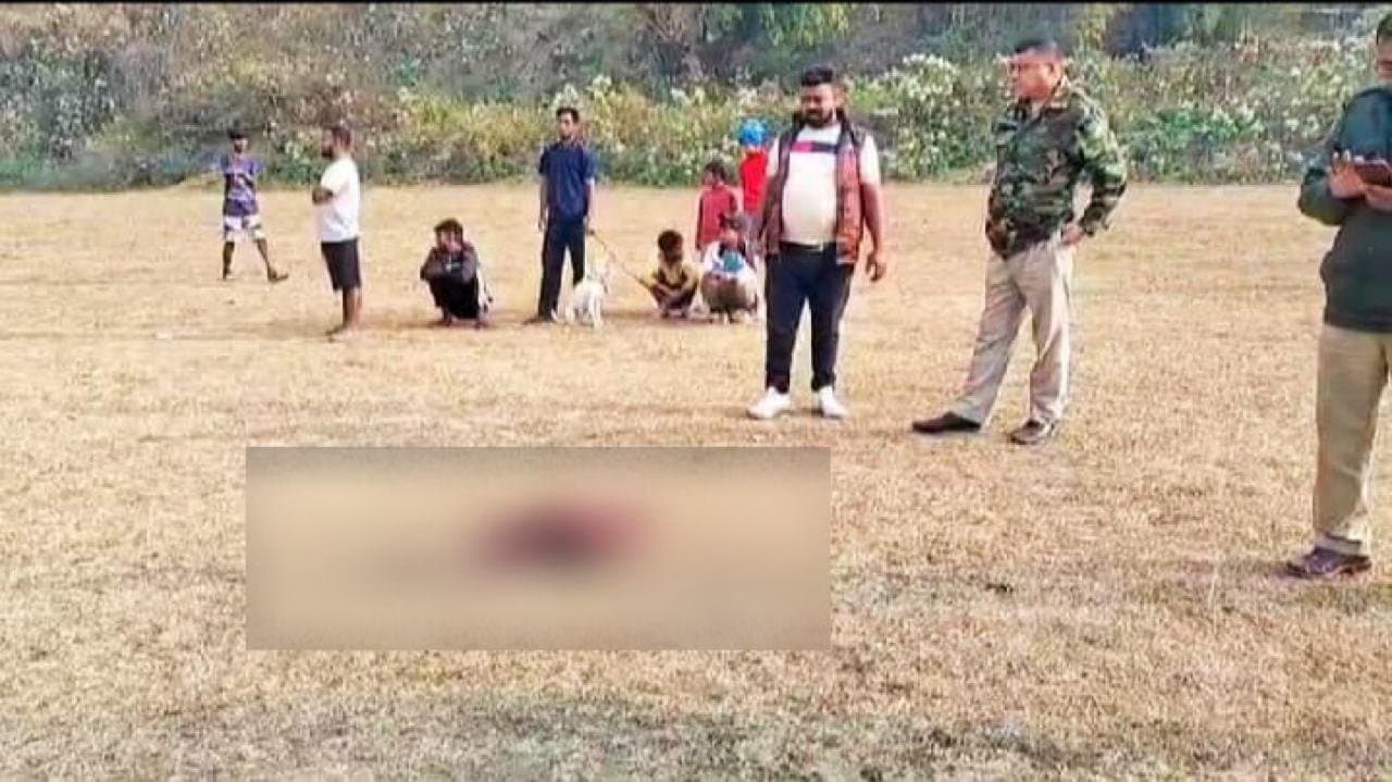 Body : কুকুরের মুখে সদ্যোজাতর দেহ 