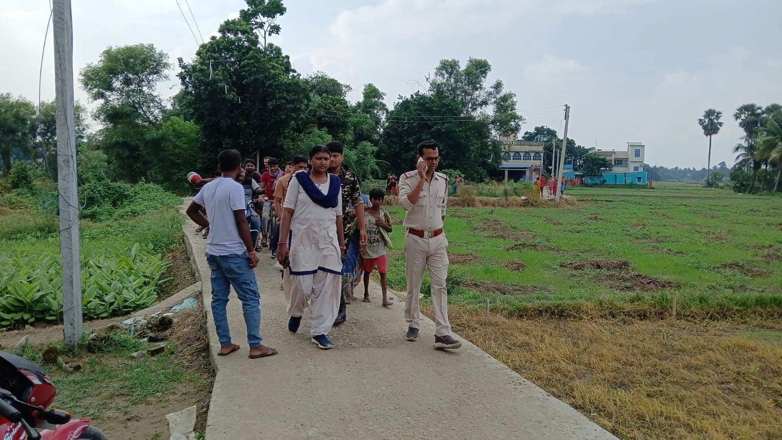 Hooghly: পুলিশের প্রচার মানলেন না কেউ, তারকেশ্বরে চোর সন্দেহে মহিলাকে ল্যাম্পপোস্টে বেঁধে হেনস্থা গ্রামবাসীদের 