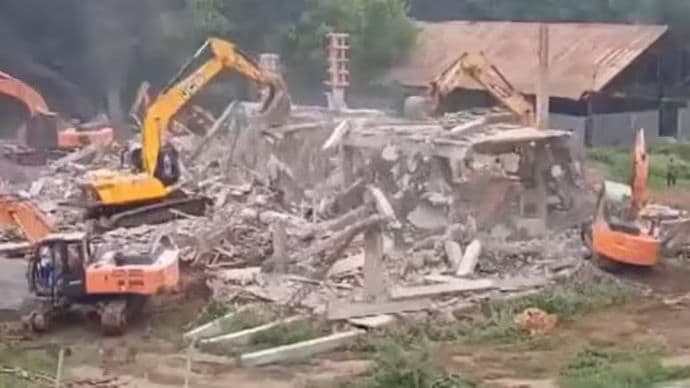 DEMOLITION: অন্ধ্রপ্রদেশে এবার চন্দ্রবাবু নাইডুর ‘বুলডোজার’ রাজনীতি