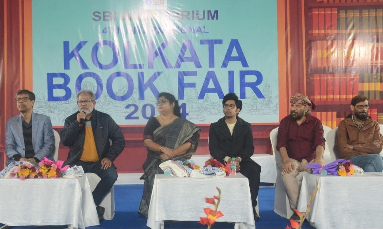 Aajkaal 'sahitya alochona' at Kolkata Book Fair
