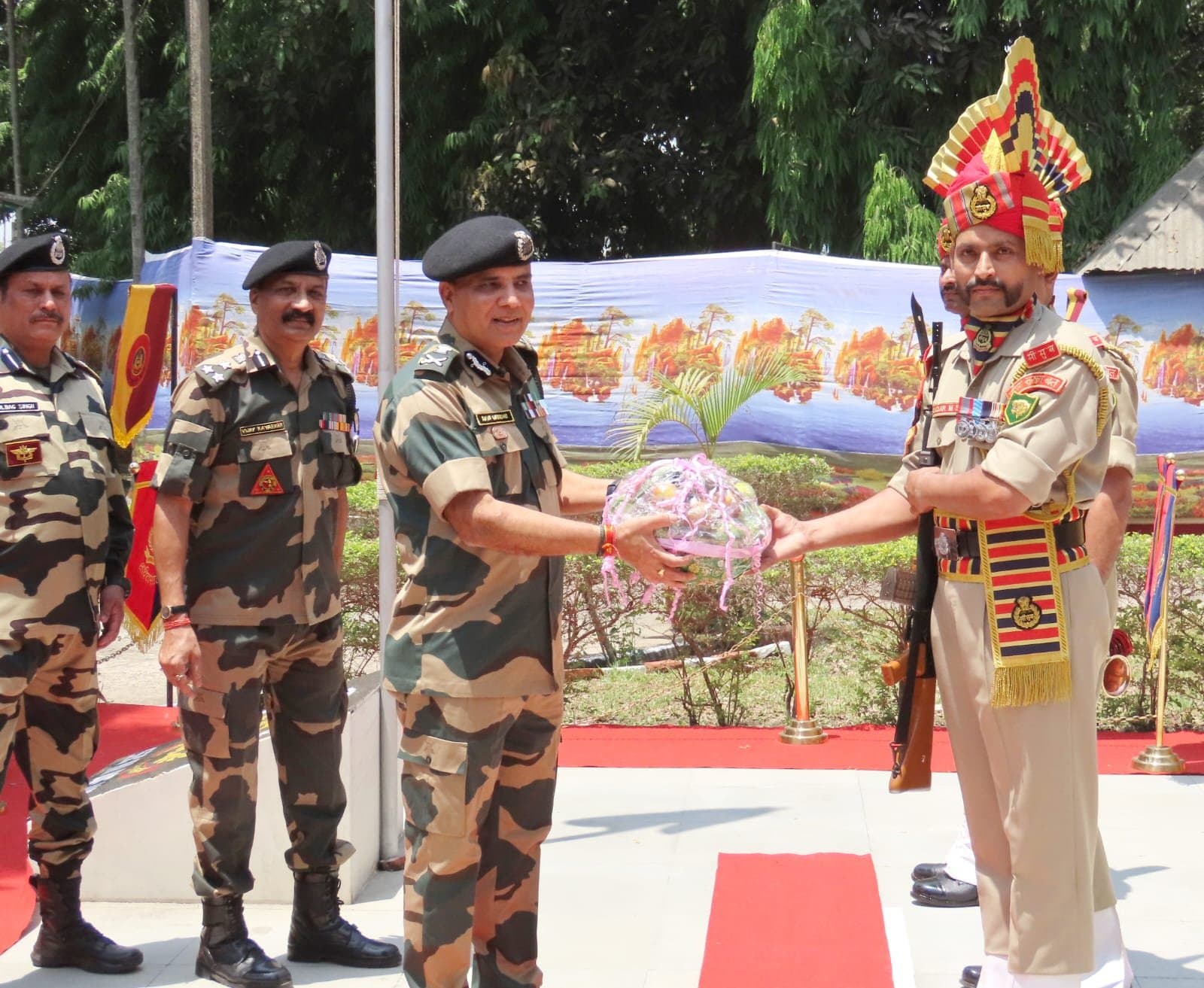 মালদহে ভারত-বাংলাদেশ সীমান্ত পরিদর্শন বিএসএফের এডিজির 