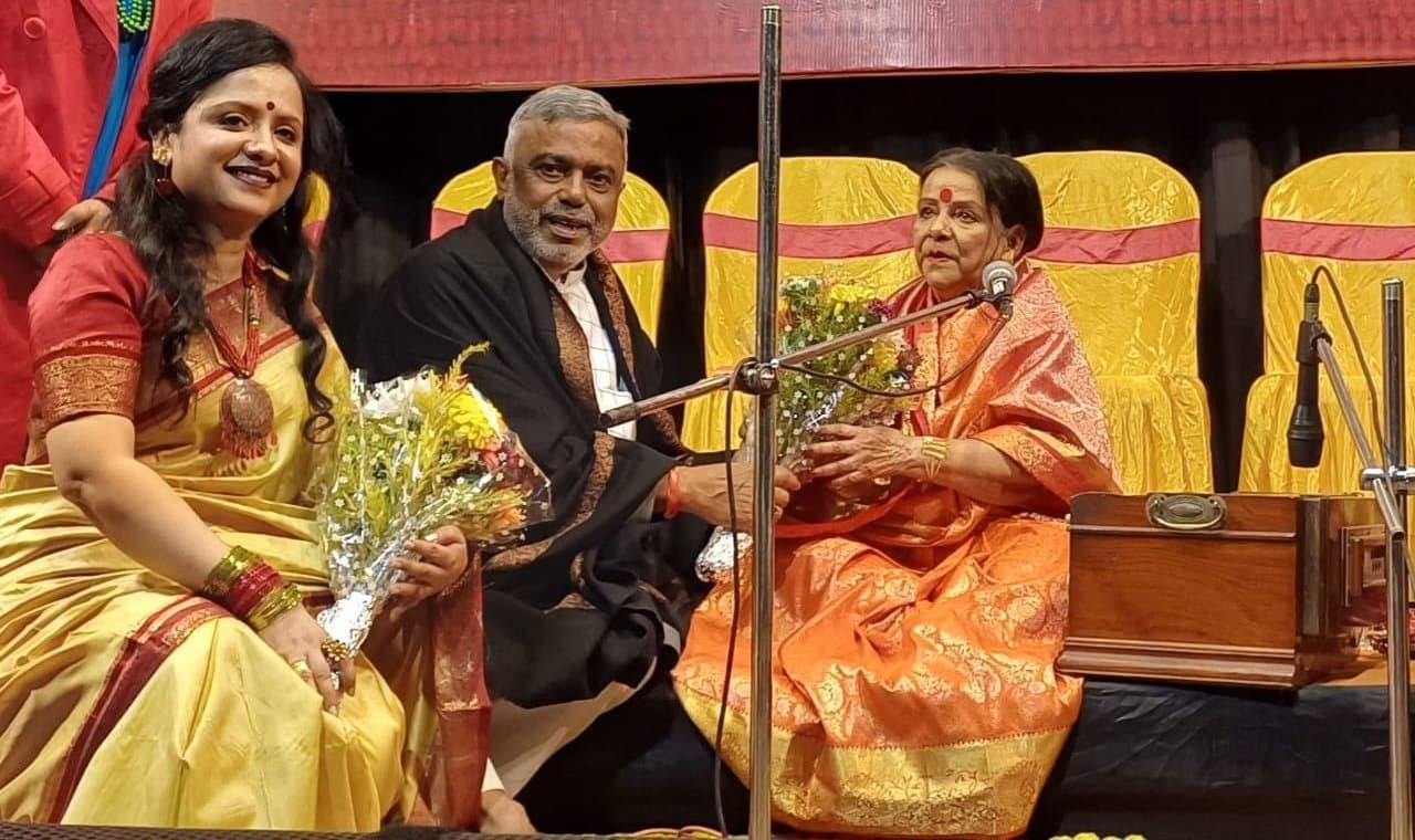  Music:  ''ফিরায়ে দিও না মোরে শূন্য হাতে''... প্রভাতী' সন্ধেয় আবেগে ভাসল শহর কলকাতা 