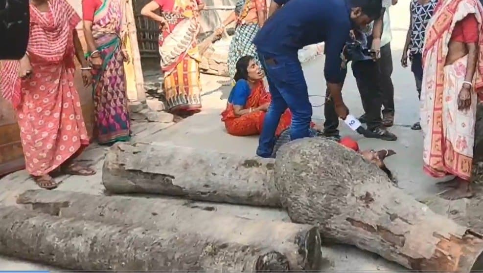Sandeshkhali: রাজীব কুমার ফিরতেই উত্তপ্ত সন্দেশখালি, গাছের গুঁড়ি দিয়ে পুলিশের পথ আটকালেন গ্রামবাসীরা 