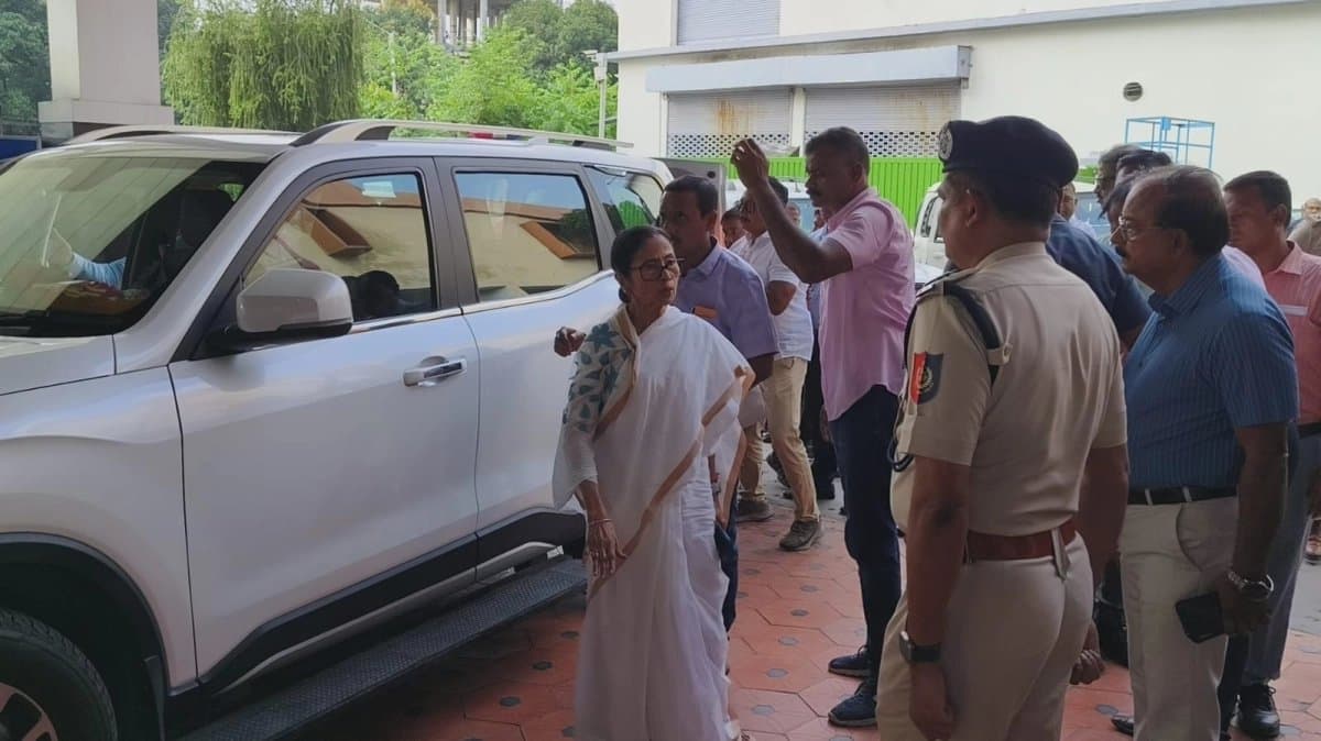 Mamata Banerjee starts for kolkata assuring North Bengal people she will back soon