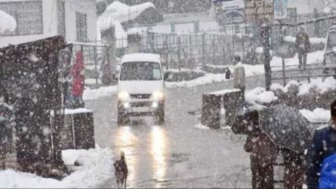 Jammu and Kashmir: ভারী বৃষ্টিতে হুড়মুড়িয়ে ভেঙে পড়ল বাড়ি, ঘুমন্ত অবস্থায় মৃত মা ও ৩ কন্যাসন্তান 
