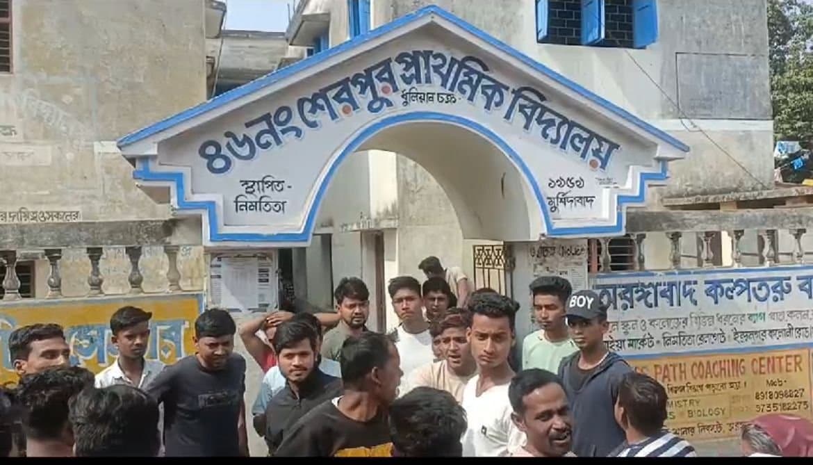 Murshidabad: স্কুলের মধ্যে পড়ুয়াদের ধারাল অস্ত্র দেখিয়ে ভয় দেখানোর অভিযোগ প্রধান শিক্ষকের বিরুদ্ধে