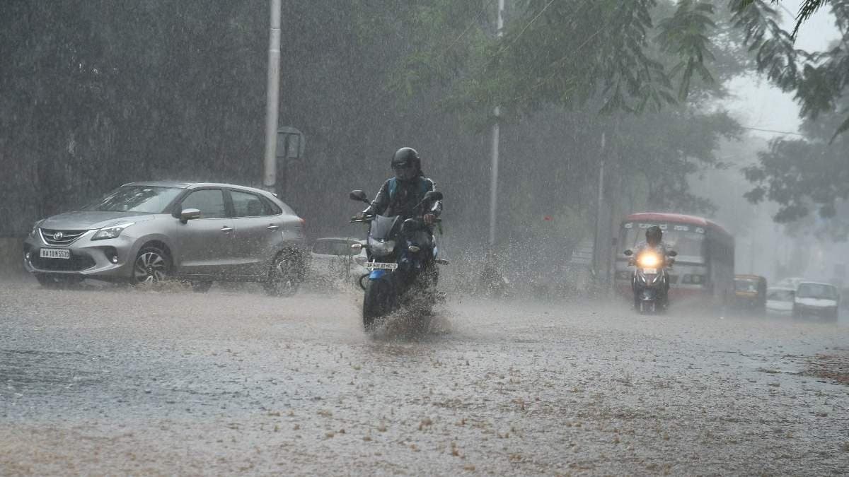 জারি হল বৃষ্টির লাল সতর্কতা! বন্ধ থাকবে স্কুল, কলেজ, আবহাওয়ার লেটেস্ট আপডেটে আতঙ্কে কাঁপছেন বাসিন্দারা
