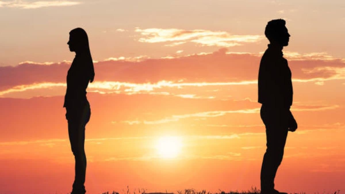 Two superstars started in several movies could not fall in love for an incident