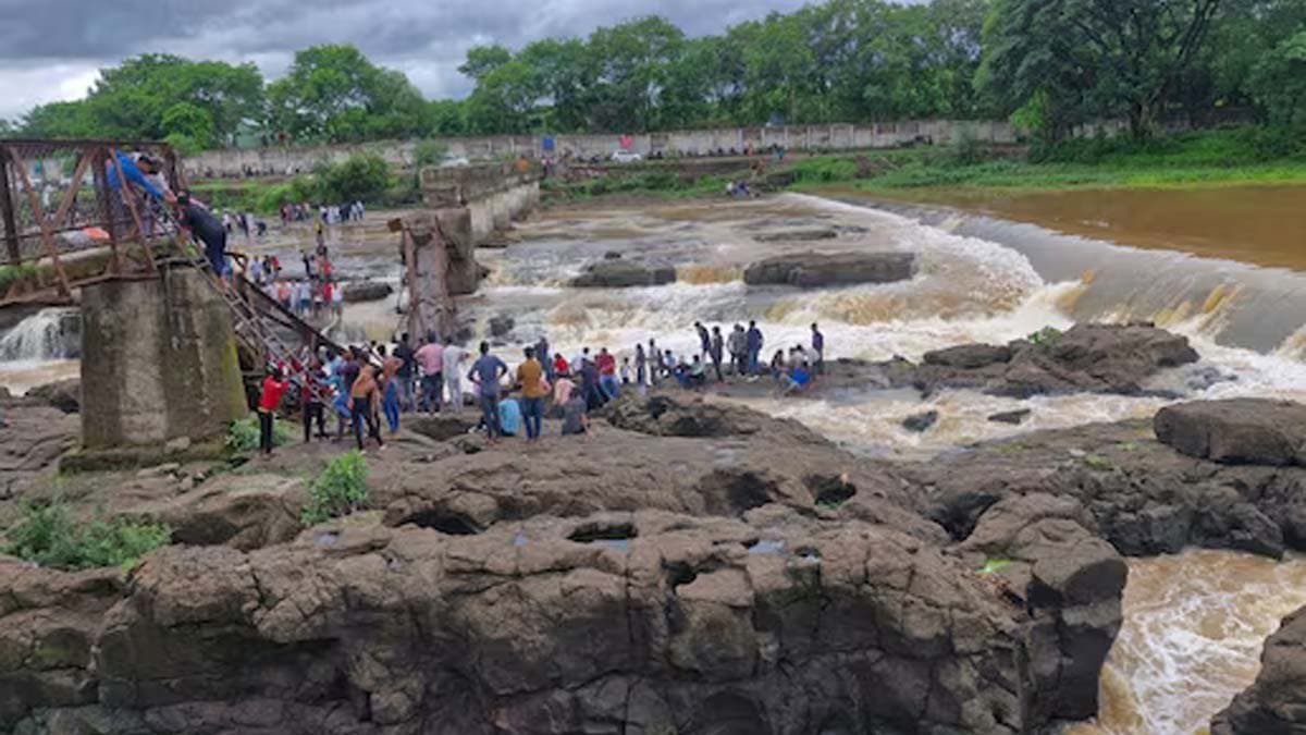 At least Six Dead as bridge collapses near Pune on Indrayani river