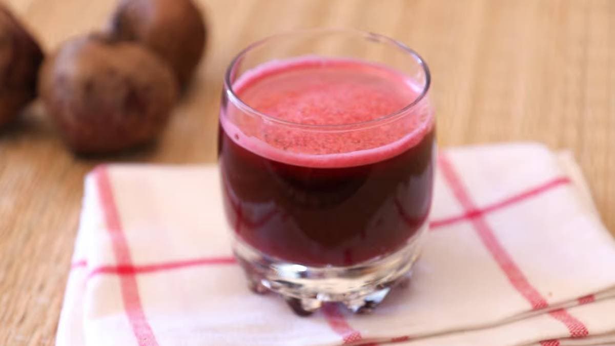 apple beetroot carrot juice is very effective to glow skin hair increase iron level and has many health benefits lif