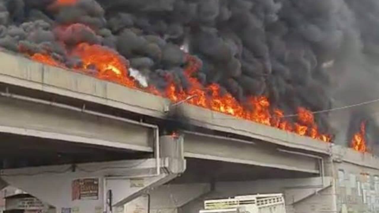 ডিভাইডারে ধাক্কা, জ্বালানি ট্যাঙ্কারে আগুন