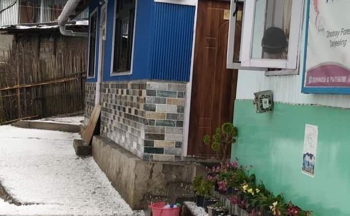 শিলাবৃষ্টিতে সাদা সান্দাকফু, প্রচারে বিঘ্ন
