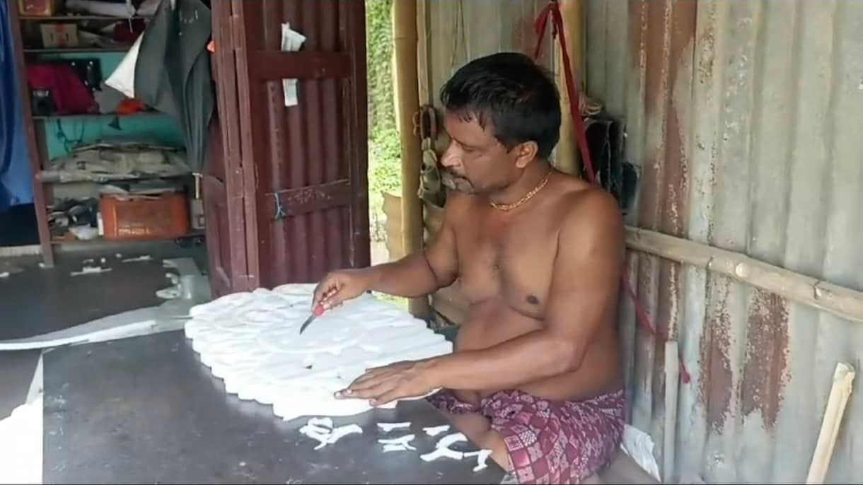 মালদহে দুর্গাপুজোয় নজর কাড়বে রঙিন শোলা শিল্পের নিঁখুত কাজ 