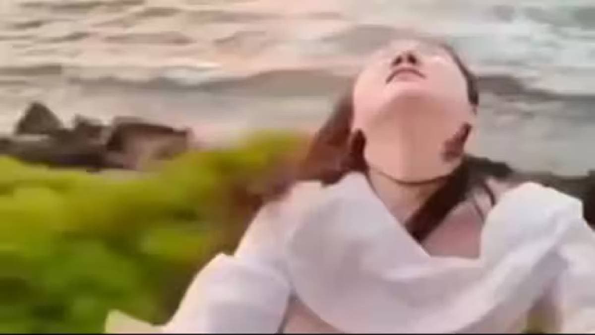 Chinese Tourist In SriLanka Falls From Moving Train While Posing For Selfie