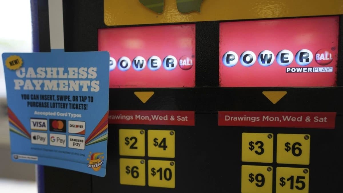 Man stops to fill petrol returned home with 1600 crores rupees