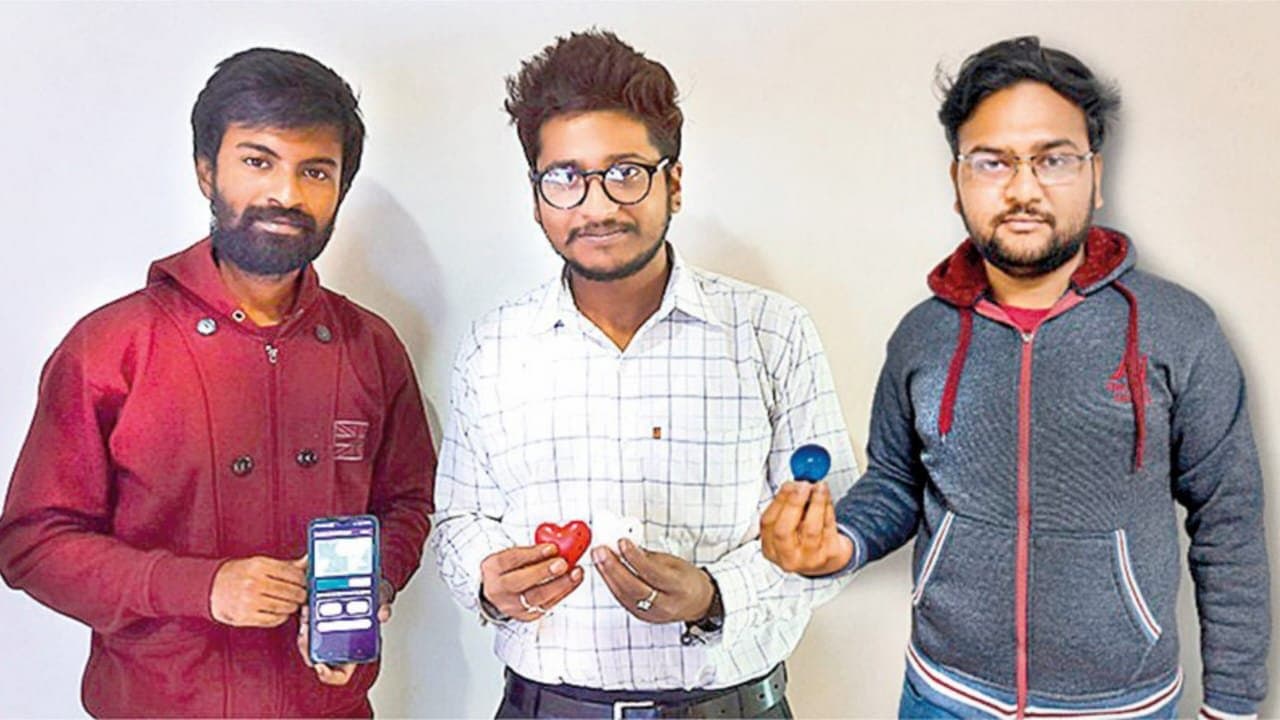 ‌New App Launched: নারী ও প্রবীণ নাগরিকদের সুরক্ষায় তিন যুবকের তৈরি অ্যাপ–নির্ভর ডিজিটাল হার্ট ০.২