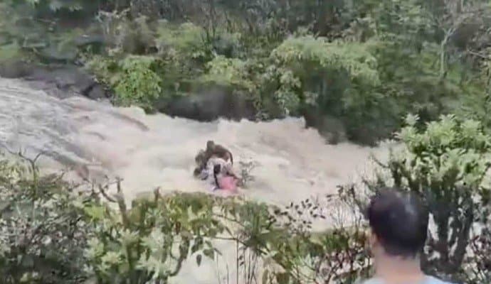 Pune: আচমকা হড়পা বান, পিকনিকে গিয়ে জলপ্রপাতে তলিয়ে গেলেন এক পরিবারের ৫ 
