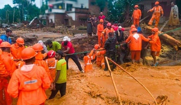 Wayanad landslides: বিধ্বস্ত ওয়েনাড়ে শুধুই হাহাকার, মৃতের সংখ্যা ১৫০ ছুঁইছুঁই, ভারি বৃষ্টি উপেক্ষা করে চলছে উদ্ধারকাজ 
