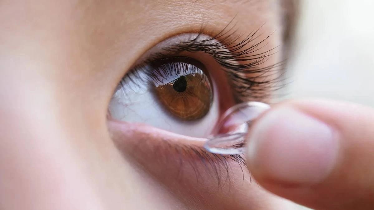 Mistakes one should never commit while wearing contact lense