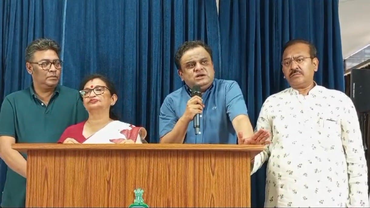 Bangla Bandh Without naming the state education minister approached the Left and Congress not to support Wednesday's bandh 