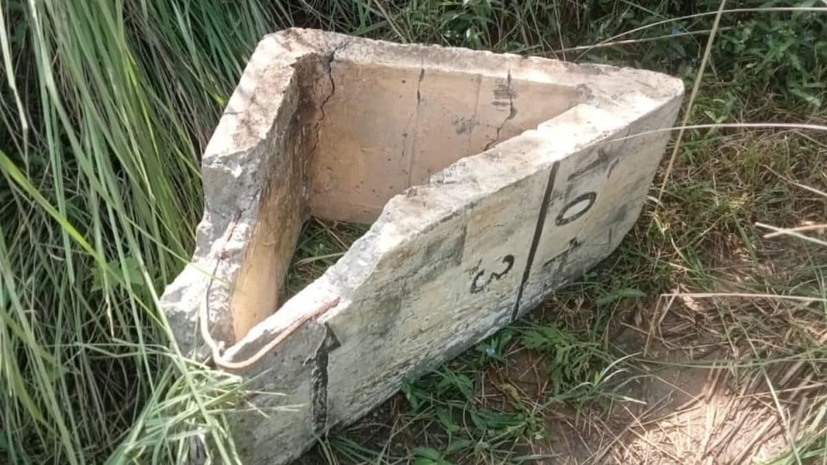 রেললাইনে পড়ে ৭০ কেজির সিমেন্টের চাঁই, দুর্ঘটনা এড়াতে কামাল দেখালেন চালক