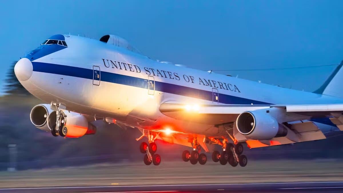 Doomsday Plane of USA can survive the nuclear blast also can fly 35 hours consistantly