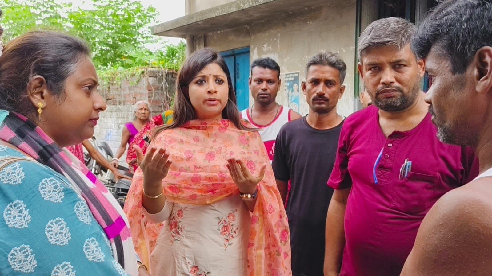 Hooghly: কুসংস্কার দূর করতে ছুটে গেলেন মহকুমা শাসক