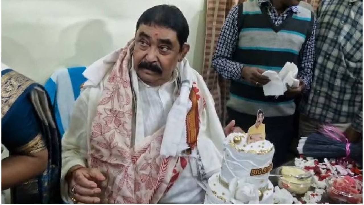 কেক কেটে জন্মদিন উদযাপন অনুব্রতর