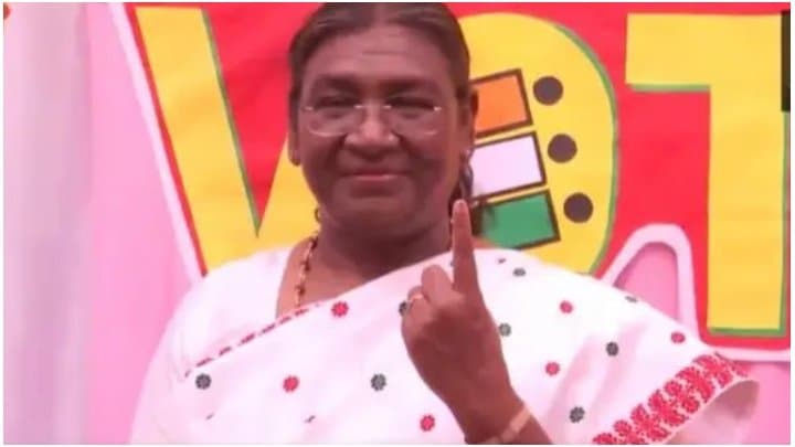 Draupadi Murmu: মহিলা পরিচালিত কেন্দ্রে ভোট দিলেন দ্রৌপদী মুর্মু