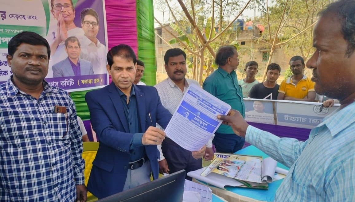 ১০০ দিনের কাজের টাকা দিতে চালু হল তৃণমূলের সহায়তা ক্যাম্প