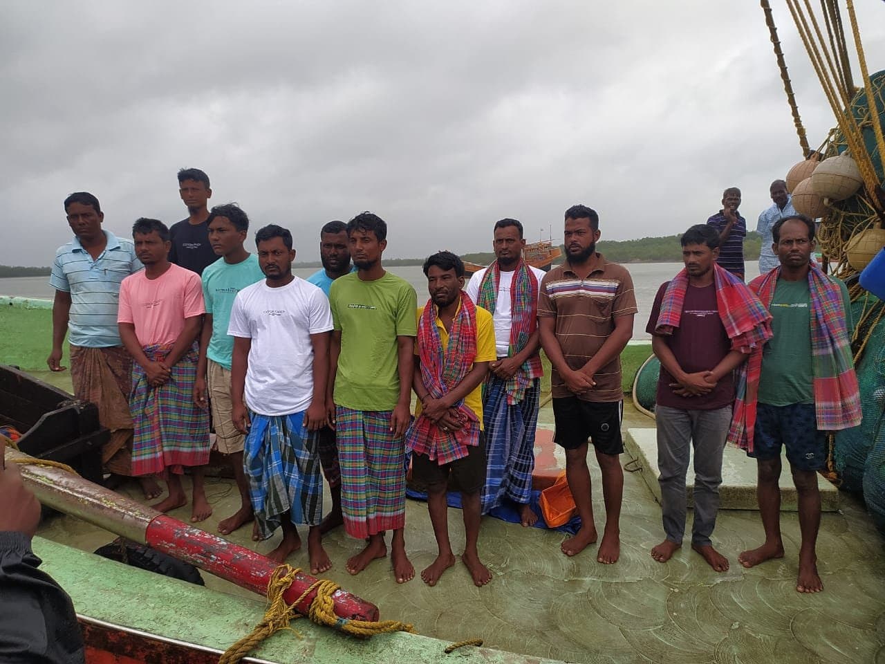 ১২ জন বাংলাদেশী মৎস্যজীবীকে উদ্ধার ভারতীয় উপকূল রক্ষী বাহিনীর 