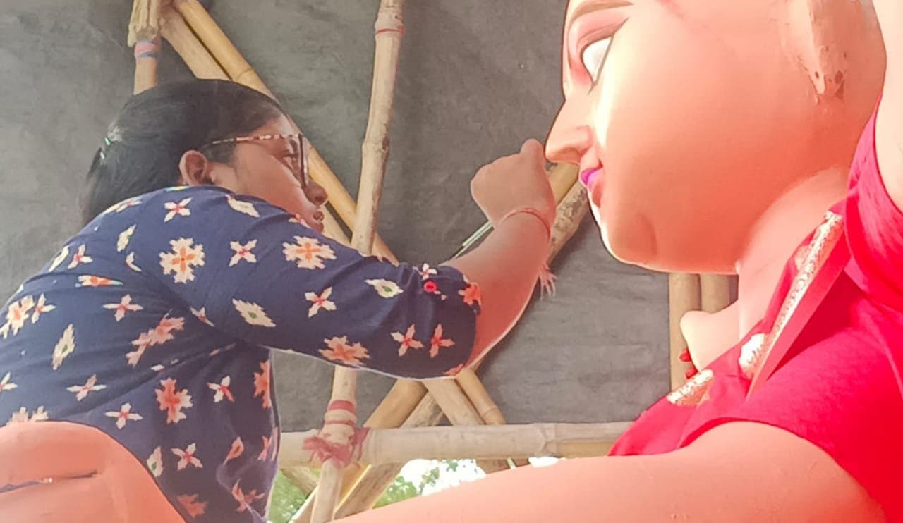 Jagadhatri Puja: ষোড়শী কিশোরীর তুলির টানে মৃন্ময়ী থেকে চিন্ময়ী জগদ্ধাত্রী