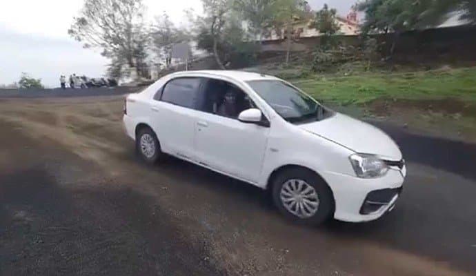 রিভার্স গিয়ারে থাকাকালীন অ্যাক্সিলারেটরে চাপ, গাড়ি সহ খাদে পড়ে মৃত্যু মহিলার